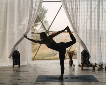 laura haciendo yoga